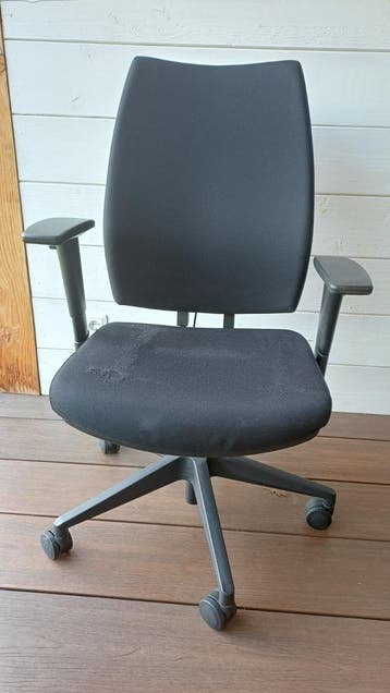 Gratis zwarte bureaustoel met armleuningen