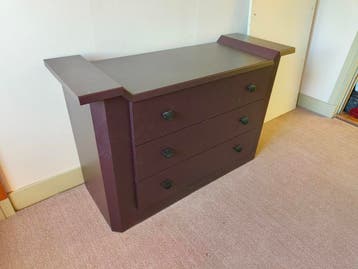 Donkerpaarse bordeaux ladekast