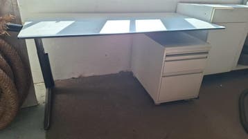 Gratis Bureau voor thuiswerken met opbergkast