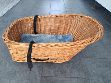 Gevlochten fietsmand met banden