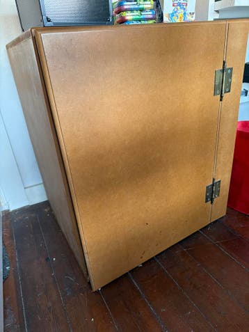 Gratis Houten opbergkast met scharnierende deuren