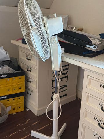 Gratis Witte Statiefventilator - Ideaal voor warme dagen