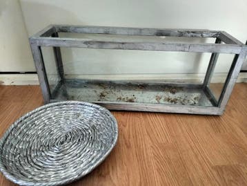 Glazen bak en gevlochten schaal