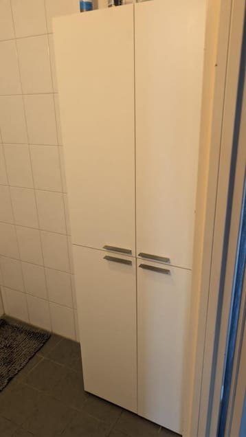 Badkamerkast met gebruikerssporen 172x62x30