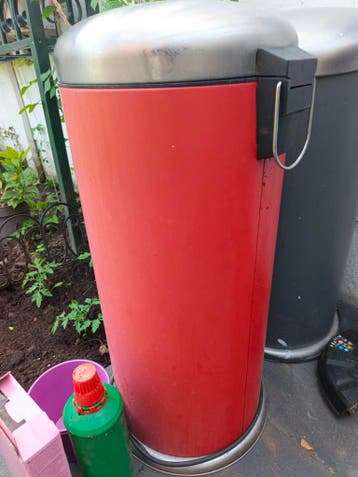 Rode prullenbak met metalen deksel van Ikea