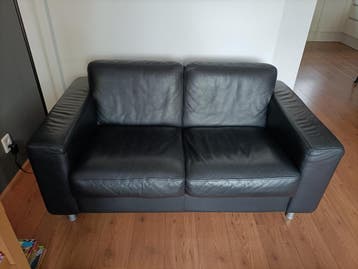 Gratis, zwarte leren tweezitsbank