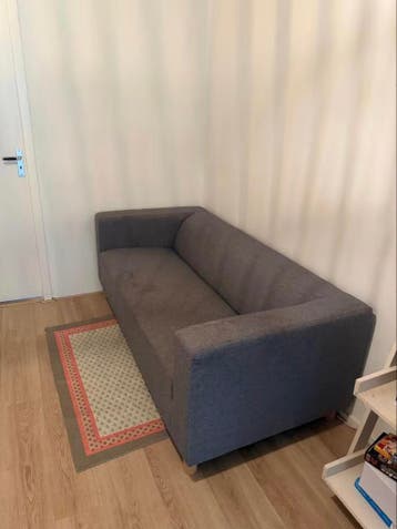 GRATIS Grijze tweezitsbank