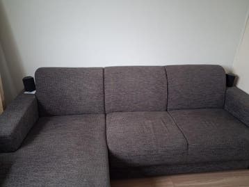 Bank antracietgrijs.