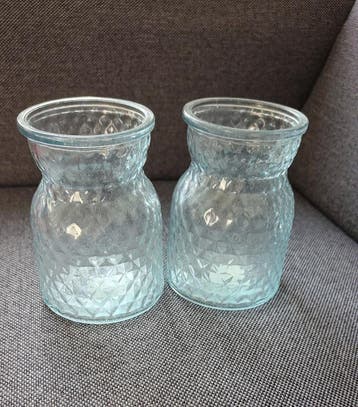 Twee glazen vaasjes met patroon