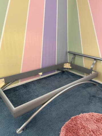 Bedombouw beter bed 90x200 grijs en stalen hoofdsteun gratis