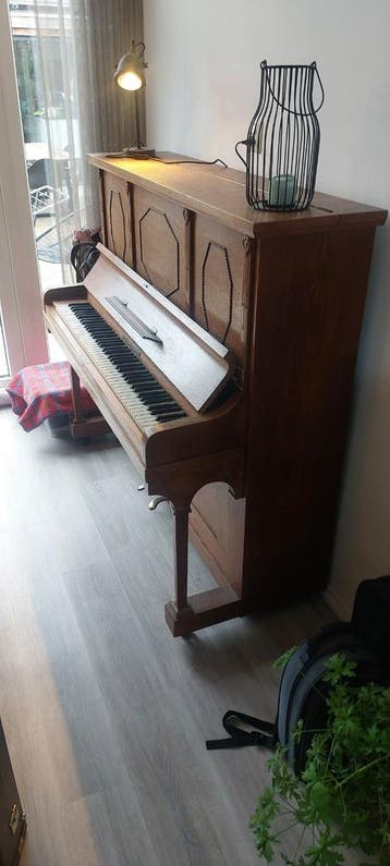 Oude piano van C. Steinbach, zoekt nieuwe eigenaar