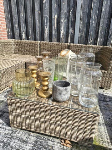 Verschillende vazen en kandelaars