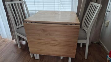 Eettafel met twee stoelen