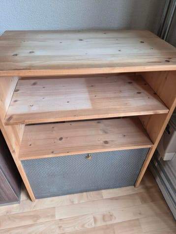 Houten kastje met metalen klep