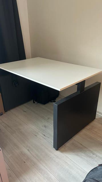 Verstelbaar bureau wit met zwart onderstel