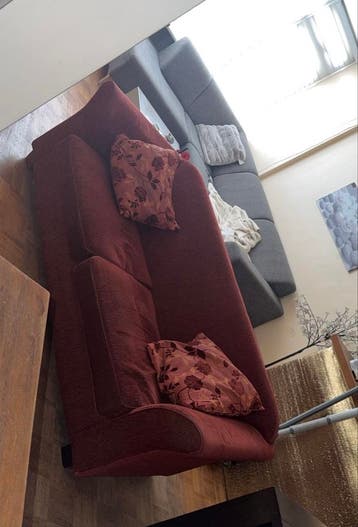 (GRATIS) Comfortabele rode tweezitsbank