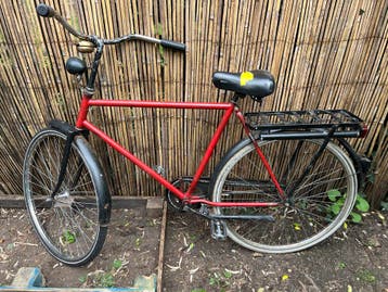 Oude fiets voor onderdelen of ijzerboer