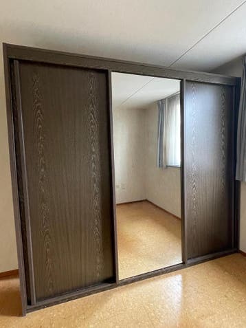 Houten schuifdeurkast – vrijstaand – spiegel – veel ruimte