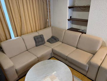 Beige hoekbank met losse stoel gratis af te halen