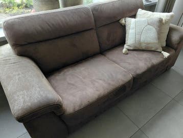 Twee bankstellen en twee stoelen