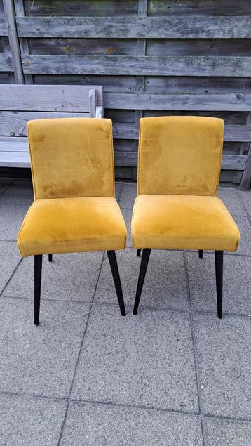 2 okergele eetkamerstoelen