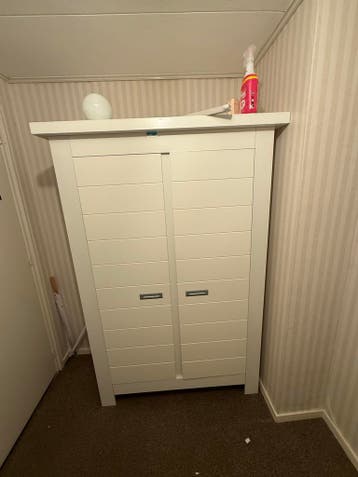 Kast 185cm hoog 115cm breed gratis af te halen