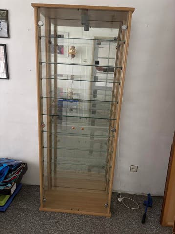 Vitrinekast met glazen planken