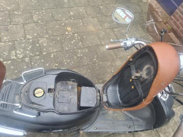 Lasouris scooter met wok. Blauw kenteken