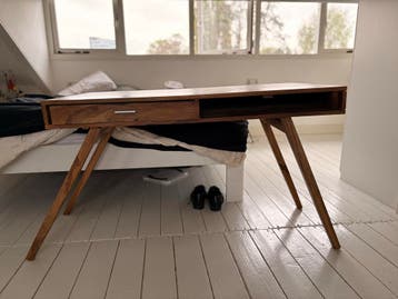 Houten bureau met lade en opbergvak