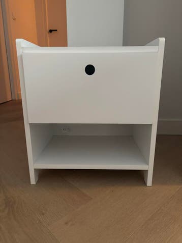 Wit nachtkastje met lade en open vak