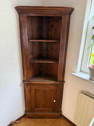 Smalle houten hoekkastje