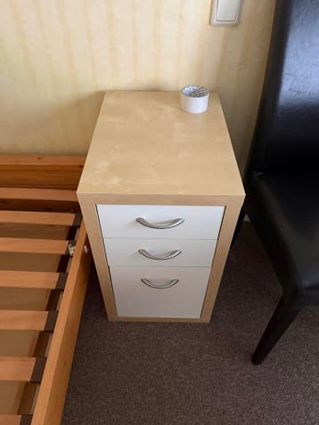 Nachtkastje met drie lades