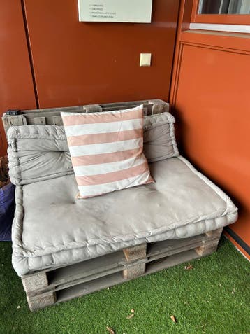 Gratis: Pallet bank inclusief kussens