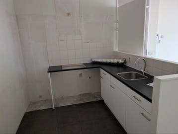 Keller keuken met blad, kraan en spoelbak