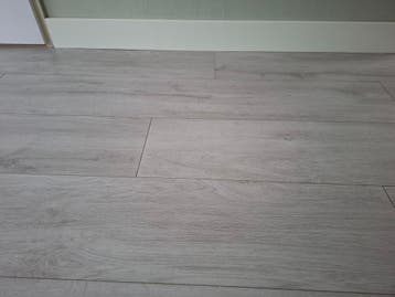 Gratis lichtgrijs laminaat, ongeveer 27m2