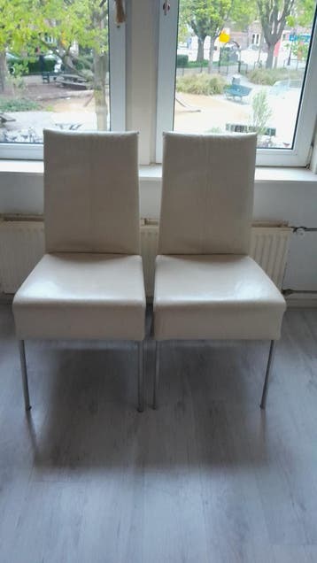 Twee nette beige echt leren stoelen, stevig en comfortabel