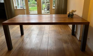Robuuste geoliede eettafel