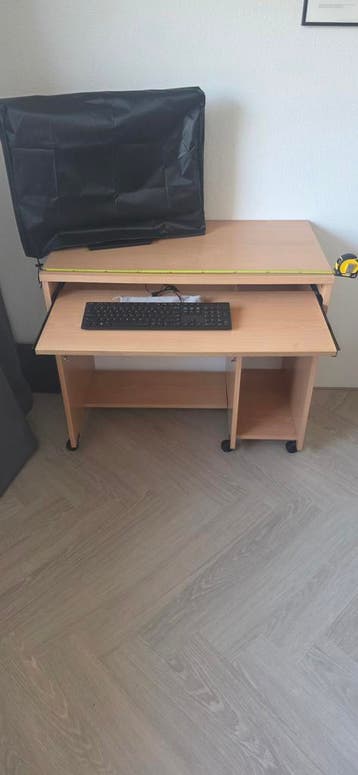 Computermeubel gratis (plantje mag altijd)