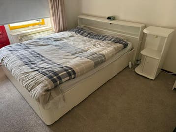 Tweepersoons bed 1.60 X 2.00 + 2 nachtkastjes GRATIS