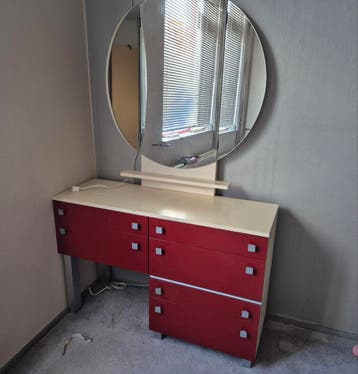 Vintage kaptafel en nachtkastje