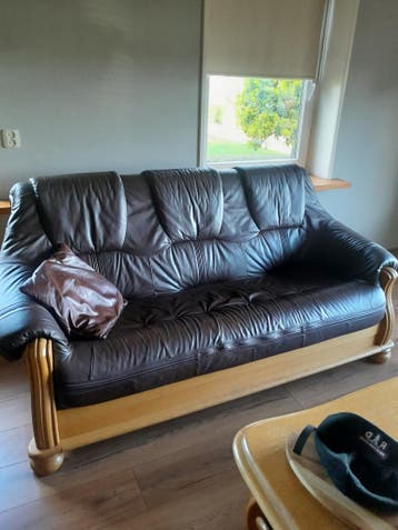 Bankstel ,2en 3zits met bruin leer en salontafel en tv kast