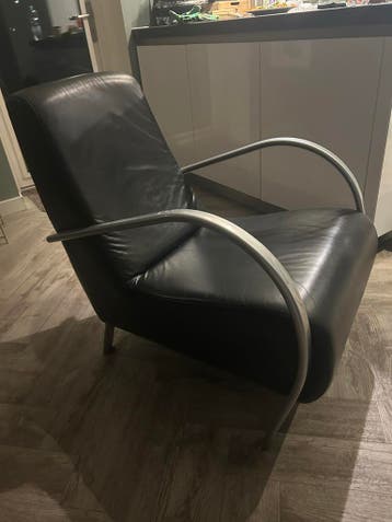 Comfortabele zwarte stoel met metalen frame