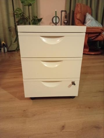 Wit metalen ladekast - vergrendelbaar en rolbaar