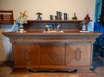 Antiek dressoir met opzet stuk — Gratis —