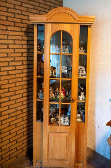 Licht eiken vitrinekast — gratis —