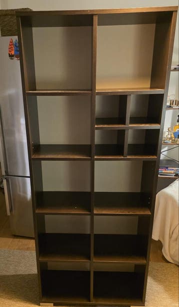 Donkerbruine boekenkast met vakken