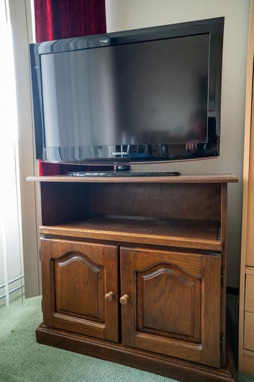 Tv kast met tv — gratis —