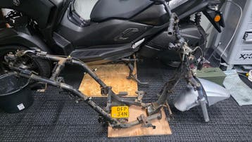 Frame met kenteken Peugeot Krisbee 2016