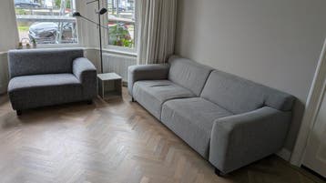 Gratis een grijze driezitsbank en loveseat