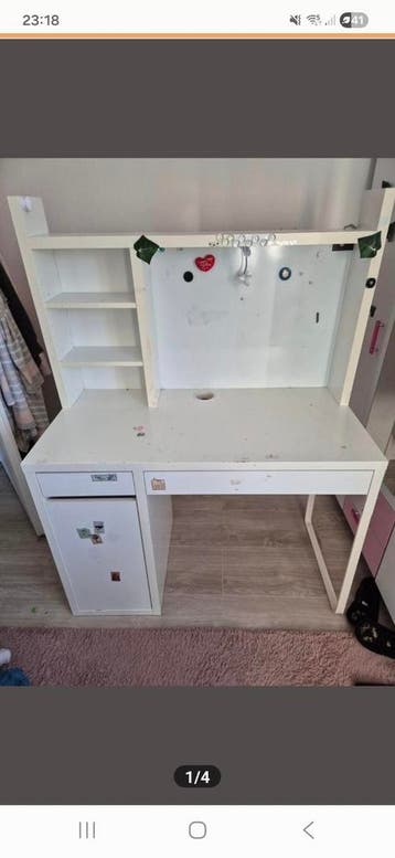 Het bureau van Ikea gratis. Het moet snel weg!